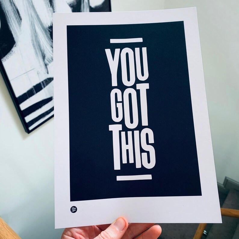 Puede incluir: Un p&oacute;ster motivacional en blanco y negro con el texto "YOU GOT THIS" en letras blancas sobre fondo negro.