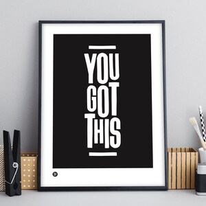 Puede incluir: P&oacute;ster motivacional en blanco y negro con el texto "YOU GOT THIS" en letras blancas en negrita sobre un fondo negro.