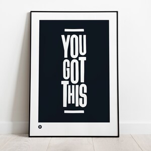 Puede incluir: Un p&oacute;ster motivacional en blanco y negro con el texto "YOU GOT THIS" en una fuente blanca en negrita.