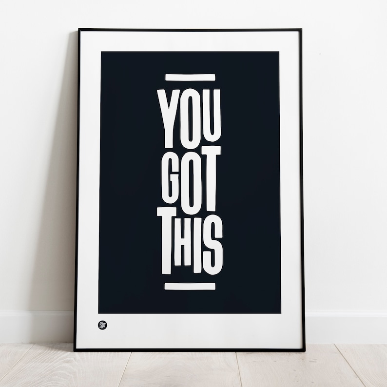 Puede incluir: Un p&oacute;ster motivacional en blanco y negro con el texto "YOU GOT THIS" en una fuente blanca en negrita.