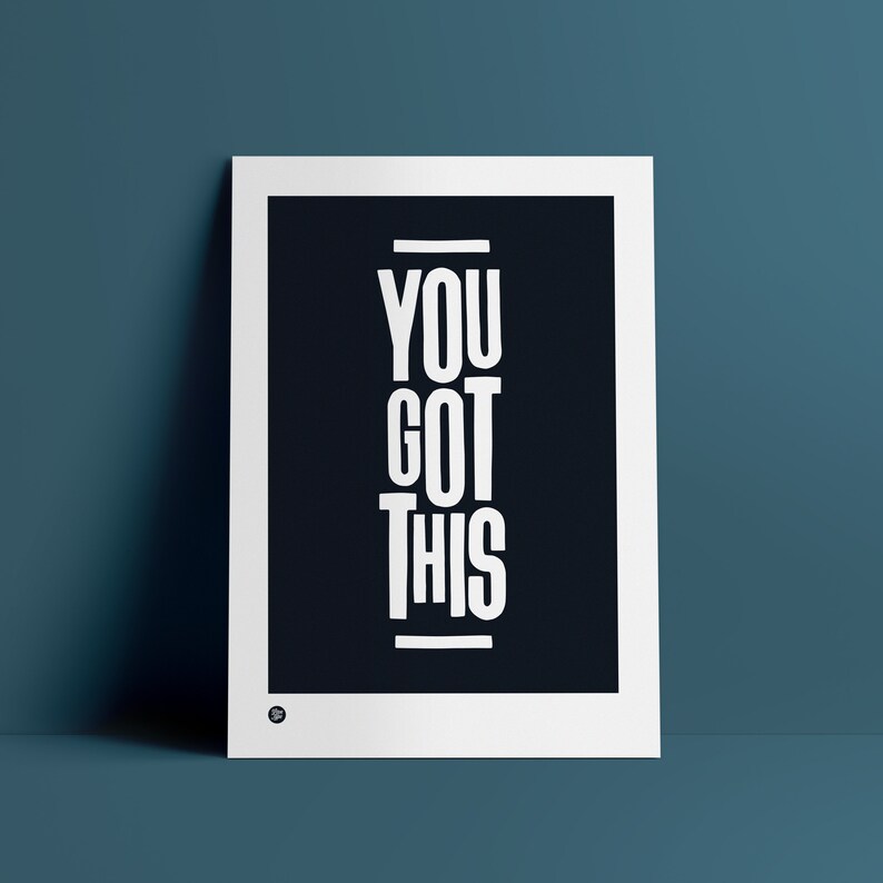 Puede incluir: Un p&oacute;ster motivacional en blanco y negro con el texto "YOU GOT THIS" en una fuente blanca en negrita.