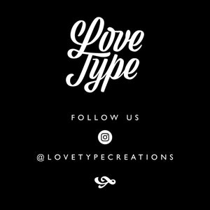 Puede incluir: Texto blanco sobre fondo negro que dice "Love Type" en una fuente estilizada. Debajo del texto est&aacute; "FOLLOW US" con un icono de Instagram. El texto "@LOVETYPECREATIONS" est&aacute; debajo del icono. Un s&iacute;mbolo de infinito estilizado est&aacute; en la parte inferior de la imagen.