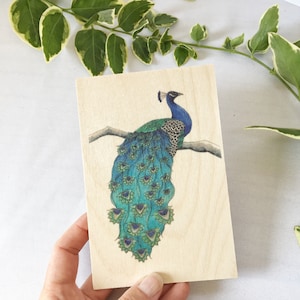 Postal de madera de pavo real, regalo único porque sí, postal de madera, decoración de pavo real natural