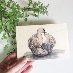 Schwan Geschenke Holzpostkarte, Schwan und Cygnet Druck auf Holz, einzigartiges Geschenk für die neue Mutter, natürliches Dekor