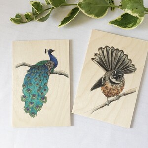 Holz Postkarten 2er Set, Pfau und Fächerschwanz, Geschenk für Vogelliebhaber, Vogel auf natürlichem Holzdekor