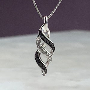 Vintage Sterling Silver Modernist Signed SUN Black White Gemstone Infinity Swirl Pendant & 18 Inch 1772 Chain Necklace