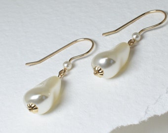 Elegant Modern Pearl Dangly Earrings, Perfect for Brides or Bridesmaids or Everyday Glamour, Cream Pearls and Gold Filled Ear Wire,