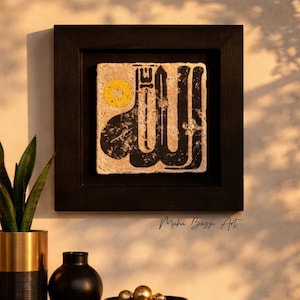 Op de afbeelding: Een witte keramische mok met een zwarte handgreep en de tekst "But First, Coffee" in een vetgedrukte, zwarte letter. De mok staat tegen een neutrale achtergrond, wat het eenvoudige ontwerp benadrukt.