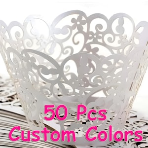 Puede incluir: 50 forros para cupcakes blancos con un delicado diseño de encaje. Los forros son de papel y tienen un borde festoneado.