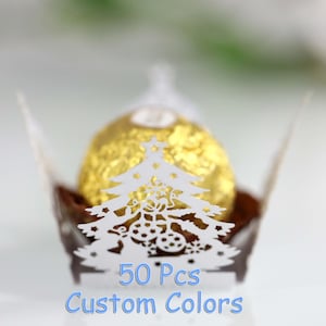 Könnte beinhalten: Weiße Papier-Weihnachtsbaum-Geschenkboxen mit einer goldenen Schokoladenbonbon darin. 50 Stück Kundenspezifische Farben.