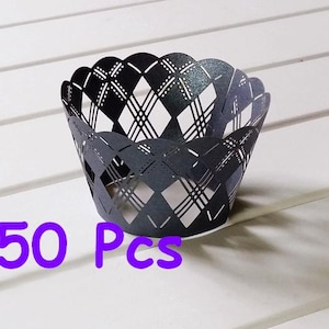 Puede incluir: Forros para cupcakes negros y blancos con un patrón de diamantes. 50 piezas.