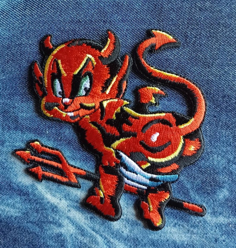 Parche termoadhesivo bordado "Diablo mostrando el trasero" de 3 1/2" x 3 1/4"