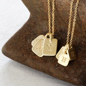 Colar com vários nomes, iniciais de ouro amarelo 14K, colar de monograma personalizado, colar de letras douradas, alfabeto quadrado de A a Z
