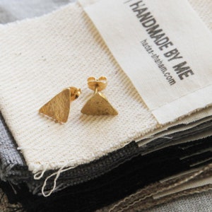 Organic Texture Triangle Bolzen Zweite Ohrringe von HS