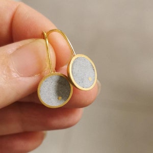 コンクリートとゴールドのダングル球体イヤリング