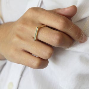 Bague en béton doré à rayures étroites, bague géométrique en béton, bague cadre, bague barre délicate, bague ligne moderne, bague minimaliste, bague rectangle