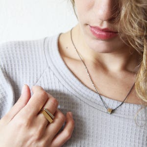 Bague moderne carrée en or avec ligne de béton délicate