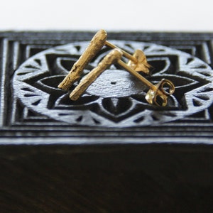 Strukturierte Ohrringe, Gold Zweig Sticks Ohrstecker, Flache Ohrstecker Durch Hadas Shaham