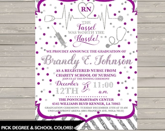 Paarse & Zilveren RN LPN MA medische afstuderen uitnodiging, kiest u de kleuren van de school, de gepersonaliseerde, afdrukbare, bestel afdrukken uitnodiging aankondiging