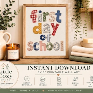 Peut inclure: Une affiche murale encadrée avec le texte first day of school écrit en lettres colorées à motifs de tissu. Le design utilise des imprimés vichy, floraux et à pois rouges, bleus, jaunes et verts sur fond blanc, dans un cadre en bois clair.