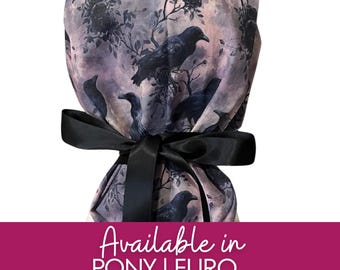 Peut inclure: Une charlotte de bloc opératoire avec un motif sombre de corbeaux noirs perchés sur des branches dénudées et des roses sombres sur un fond violet et gris. Le bonnet est froncé à l'arrière et maintenu par un ruban en satin noir noué en nœud.