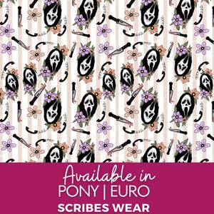 Puede incluir: Un patr&oacute;n repetitivo sobre fondo blanco con rayas verticales beige que presenta ilustraciones de m&aacute;scaras fantasmales, cuchillos ensangrentados, tel&eacute;fonos negros y flores moradas y color melocot&oacute;n. El texto dice Available in PONY | EURO SCRIBES WEAR.