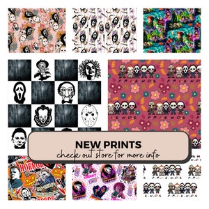 Puede incluir: Un collage de estampados de tela con personajes de pel&iacute;culas de terror, como Ghostface, Michael Myers y Chucky, junto a motivos florales y un dise&ntilde;o de tablero de ajedrez. Una banda central beige muestra el texto NEW PRINTS check out store for more info.