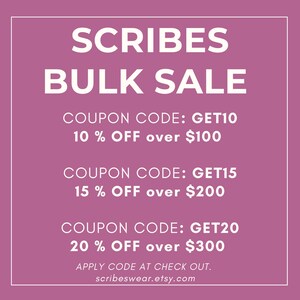Puede incluir: Un gr&aacute;fico cuadrado malva con texto blanco que dice SCRIBES BULK SALE, COUPON CODE: GET10 10% OFF over $100, COUPON CODE: GET15 15% OFF over $200, COUPON CODE: GET20 20% OFF over $300, APPLY CODE AT CHECK OUT, y scribeswear.etsy.com.