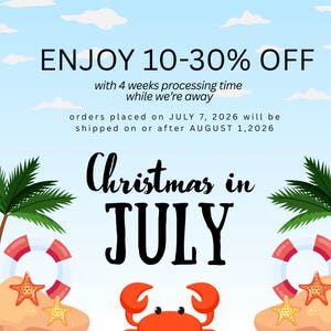 Puede incluir: Un gr&aacute;fico azul claro con nubes blancas, palmeras, salvavidas rojos y blancos, y estrellas de mar naranjas sobre arena. El texto dice: ENJOY 10-30% OFF, 4 weeks processing time, JULY 7, 2026, AUGUST 1, 2026, Christmas in JULY, y un cangrejo rojo.