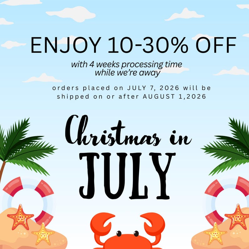Puede incluir: Un gr&aacute;fico azul claro con nubes blancas, palmeras, salvavidas rojos y blancos, y estrellas de mar naranjas sobre arena. El texto dice: ENJOY 10-30% OFF, 4 weeks processing time, JULY 7, 2026, AUGUST 1, 2026, Christmas in JULY, y un cangrejo rojo.