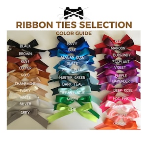 Puede incluir: Una gu&iacute;a de colores para cintas con tres columnas verticales de lazos de sat&eacute;n en varios tonos. El texto superior dice RIBBON TIES SELECTION y COLOR GUIDE. Cada lazo est&aacute; etiquetado con su nombre de color, incluyendo negro, marr&oacute;n, &oacute;xido, cobre, oro, champ&aacute;n, marfil, blanco, plata, gris, marino, azul, azul egeo, pizarra, azul beb&eacute;, verde cazador, verde azulado oscuro, azul tiffany, verde, lima, rojo, granate, borgo&ntilde;a, berenjena, violeta, morado, lavanda, rosa intenso, rosa fuerte, rosa beb&eacute;, melocot&oacute;n y naranja.