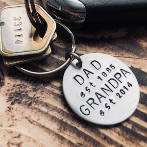 Hand Stamped Keychain "Dad est... Grandpa est..." - Father's Day Gift - Grandpa's Birthday - New Baby - Pregnancy Announcement - Granddad