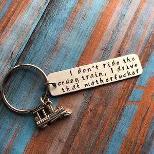 Porte-clés estampillé à la main « Je ne monte pas dans le train fou... » - Cadeau de nouveauté - Humour adulte - Bouche de pot - Cadeau pour lui - Cadeau pour elle - PG 14