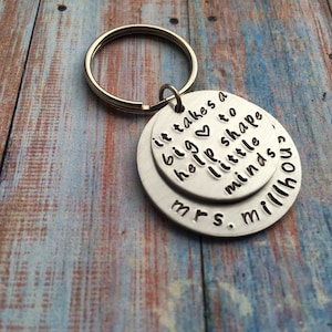 Porte-clés estampillé à la main « il faut un grand <3 pour aider à façonner les petits esprits » - Cadeau de l’enseignant - Cadeau pour une EPE - Cadeau pour l’enseignant de maternelle
