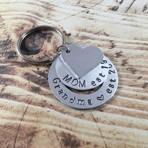 Hand Stamped Keychain "Mom est... Grandma est..." - Personalized Keychain - Gift for Grandma - Mother's Day - Generation Keychain