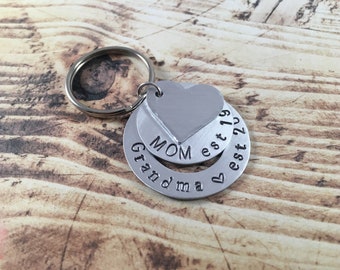 Hand Stamped Keychain "Mom est... Grandma est..." - Personalized Keychain - Gift for Grandma - Mother's Day - Generation Keychain