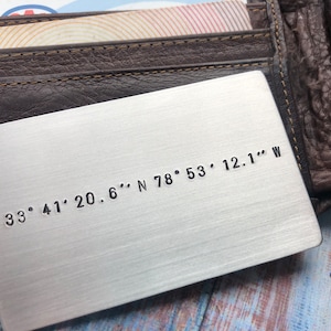 Tarjeta de billetera estampada a mano con coordenadas personalizadas - Regalo de aniversario - Día de San Valentín - Ubicación memorable - Regalo para él o ella - Boda
