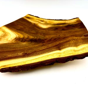 Serviertablett mit natürlichem Rand - Charcuterie Brett - Handgefertigtes Käsebrett - Handwerkliche Holz-Servierplatte - Walnuss-Serviertablett - Willkommensgeschenk