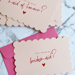 120 mm x 180 mm Blush Scallop Edge Vuoi essere la mia damigella d'onore? Proposta di biglietto piatto / cartolina con busta