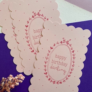 120mm x 180mm Blush Scallop Edge 'Happy Birthday Darling' proposition carte plate / carte postale avec enveloppe