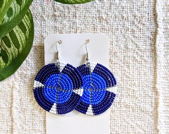 Boucles d'oreilles rondes : Bijoux africains bleus et blancs | Fait main au Kenya