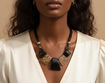 Collier épais en résine noire | Col tendance géométrique surdimensionné | Ras de cou audacieux avec flocons d'or | Style Art déco moderne | Cadeau bijoux pour maman