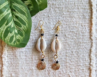 Boucles d'oreilles africaines avec fil en laiton cauri | Petites boucles d'oreilles bohèmes légères | 3 pouces de long