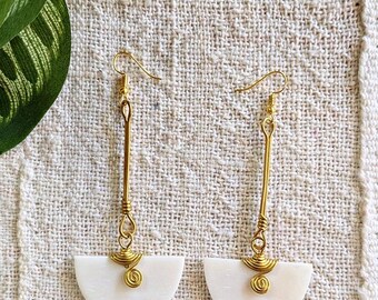 Boucles d'oreilles africaines en forme de demi-lune en forme de croissant de laiton | Boucles d'oreilles pendantes bohème neutres