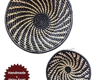 Panier mural fait main en raphia noir | Décoration tissée africaine
