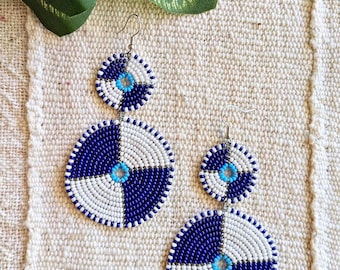 Longues boucles d'oreilles pendantes : bijoux africains bleus et blancs faits main au Kenya