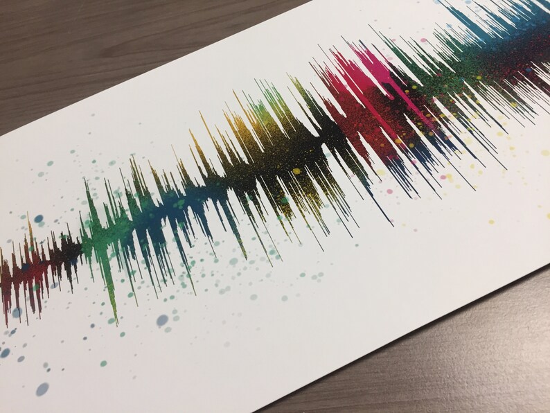Puede incluir: Una impresi&oacute;n de onda sonora colorida sobre un fondo blanco. La onda sonora est&aacute; compuesta por una serie de l&iacute;neas verticales de diferentes colores, incluyendo rojo, naranja, amarillo, verde, azul y morado. La onda sonora est&aacute; rodeada de peque&ntilde;os puntos blancos.