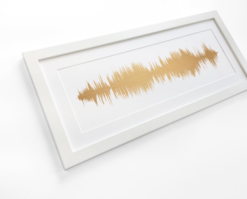 Puede incluir: Una obra de arte enmarcada con un dise&ntilde;o de onda de sonido dorado sobre un fondo blanco. La obra est&aacute; presentada en un marco rectangular blanco, creando una est&eacute;tica limpia y moderna. El patr&oacute;n de onda de sonido es detallado y visualmente llamativo.