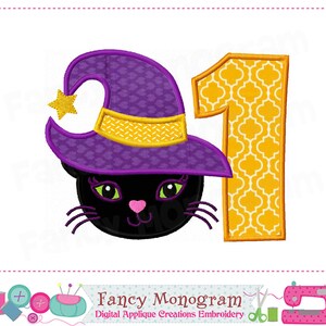 Puede incluir: Un dise&ntilde;o bordado con un gato negro que lleva un sombrero de bruja morado con una estrella y ribete amarillos, junto al n&uacute;mero uno con un patr&oacute;n amarillo y blanco. El dise&ntilde;o est&aacute; etiquetado como "Fancy Monogram".