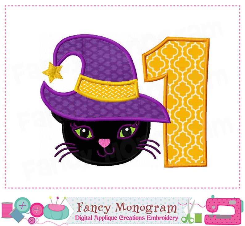 Puede incluir: Un dise&ntilde;o bordado con un gato negro que lleva un sombrero de bruja morado con una estrella y ribete amarillos, junto al n&uacute;mero uno con un patr&oacute;n amarillo y blanco. El dise&ntilde;o est&aacute; etiquetado como "Fancy Monogram".
